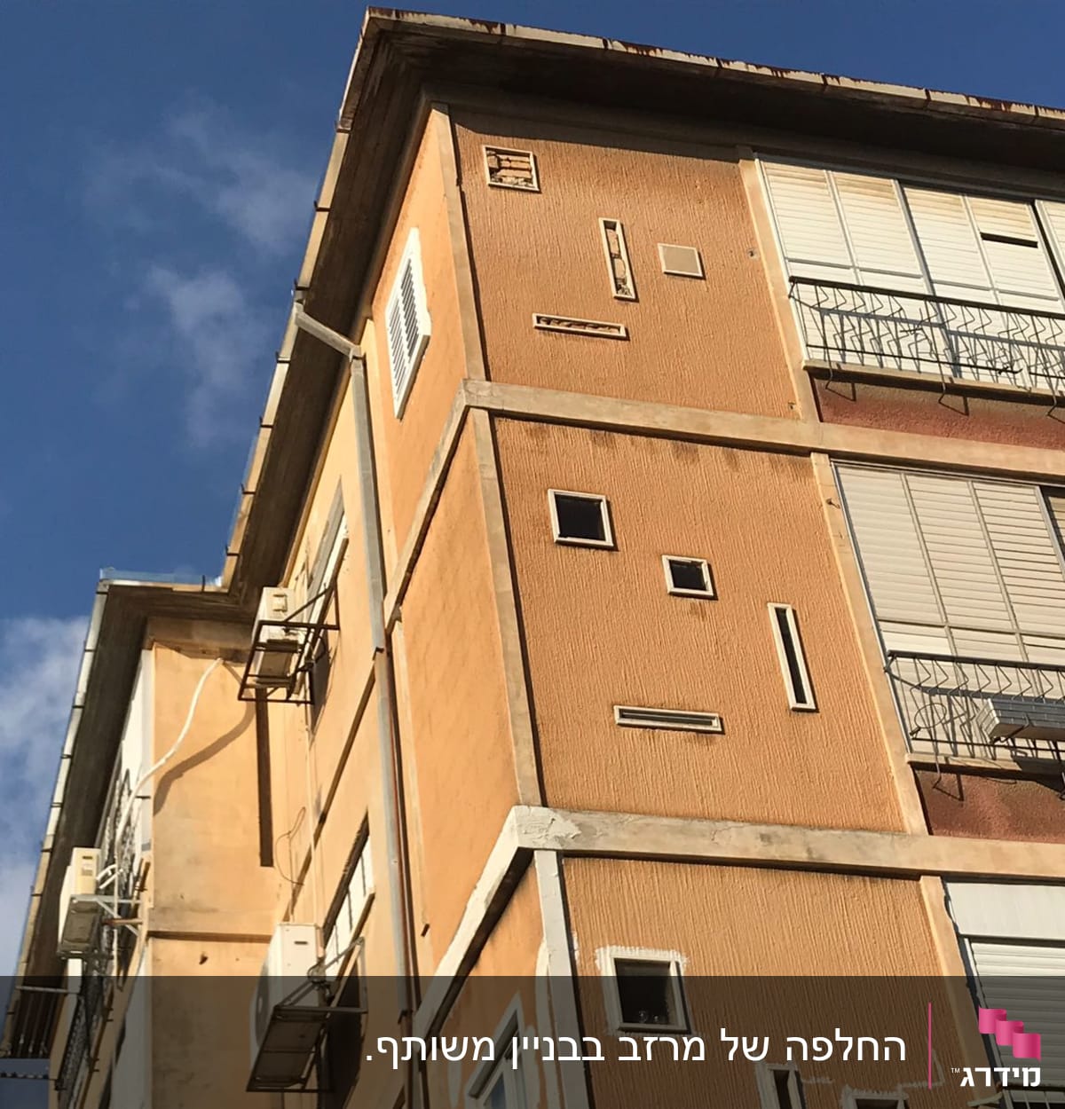גג בניין עם רעפים ומרזבים